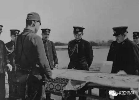 在日軍眼中，海南島向北可以控制瓊州海峽，向南可以控制中國南海，是攻擊東南亞地區(qū)“永不沉沒的超級航空母艦”。同時(shí)海南島上自然資源富饒，所以侵占海南后，日本制定了《開發(fā)海南島5年計(jì)劃》。