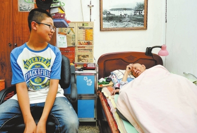 外孫從香港回來(lái)探望蘇老。蘇老床頭上還掛著一幅“振福樓”老照片。