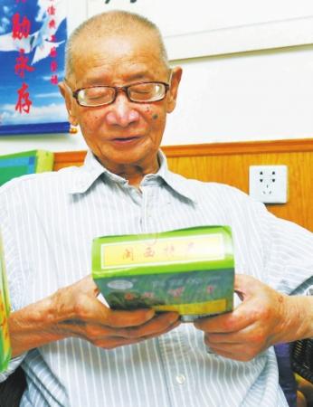 蘇老接過(guò)記者遞上的閩西特產(chǎn)梅菜干，連說(shuō)“這是老家來(lái)的”。