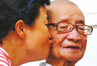 二女兒親吻老父親，表達(dá)對(duì)他的敬重。