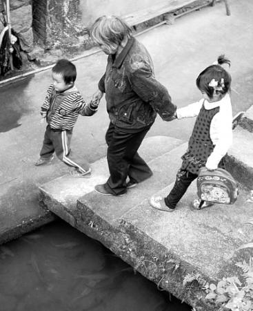 留守老人和孩子。