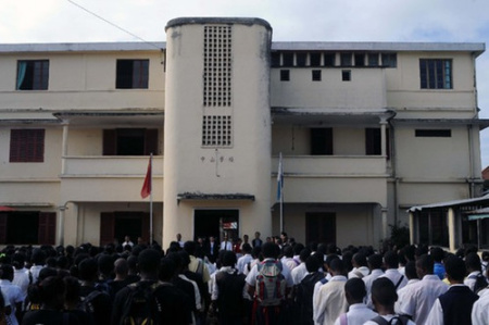 馬達加斯加東北海岸小縣城費努阿里武•阿齊納納納，中山學校舉行每周一次的升旗儀式。(新華社 何險峰 攝)