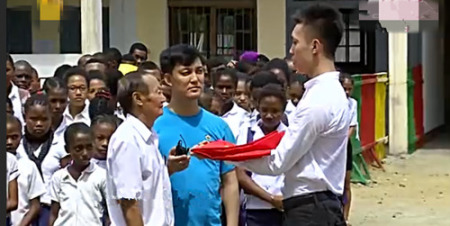 2015年春節(jié)，國僑辦“四海同春”節(jié)目組千里迢迢，由一位原天安門國旗班戰(zhàn)士，親自將一面五星紅旗送到中山學校，為這所走過近八十年風雨的華校舉行了一場特別的升旗儀式。