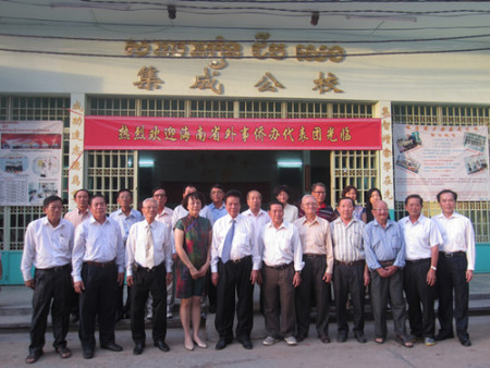 海南省外事僑務辦公室代表團與柬埔寨集成學校及柬埔寨海南同鄉(xiāng)會代表合影。