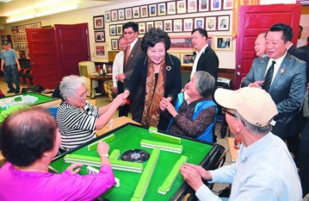 抵達(dá)西雅圖當(dāng)天，裘援平一家接著一家地拜訪僑社。在溯源堂，裘援平遇到一群打麻將的老人，她風(fēng)趣地祝他們打贏。(毛建軍 攝)