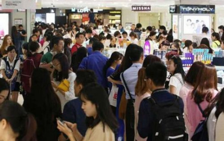 韓國(guó)免稅店游客爆滿