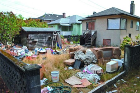 溫東一處正待市府審核重新開發(fā)的獨立屋遭人棄置垃圾。(資料照片)