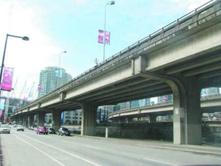 溫市中心高架橋拆除是利是弊，仍有很大爭議。(資料照片)