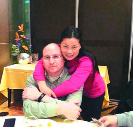 素里金牌地產(chǎn)經(jīng)紀希爾(左)在家中被闖入住家的盜賊槍擊身亡。圖為希爾妻子在臉書上貼出的她與丈夫的照片。(取材自臉書)