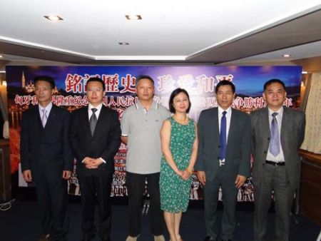 ▲(前排)匈牙利中國和統(tǒng)會名譽(yù)會長劉文建(右3)、會長張國治(左3)、執(zhí)行會長曾玉根(左1)、匈華總會名譽(yù)主席季建忠(左2)、匈牙利中歐可持續(xù)發(fā)展協(xié)會會長瞿磊(右2)、匈牙利蘭卡斯特公司董事長沈谷良(右1、臺商)與出席座談會匈華僑領(lǐng)合影。