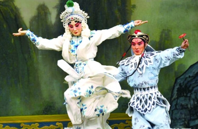 張火丁（左）在美國紐約林肯中心媒體預(yù)演中表演《白蛇傳》片段