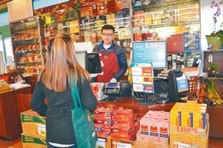 勁球獎(jiǎng)金節(jié)節(jié)攀升，華人超市彩券銷量也明顯增加。（美國(guó)《世界日?qǐng)?bào)》/周吉吉 攝）