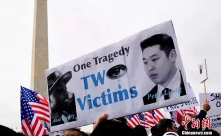 聚集在華盛頓紀念碑前的游行人群