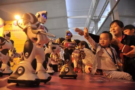 重慶市民參觀機器人展。 <a target='_blank' >中新社</a>記者 陳超攝