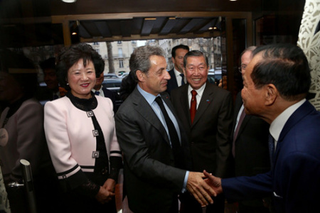 薩科齊與華裔代表親切交談。（法國(guó)《歐洲時(shí)報(bào)》/孔帆 攝）