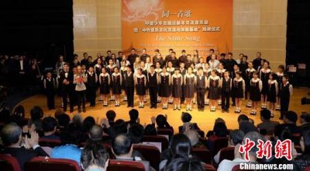 伯樂中學(xué)中文歌唱團(tuán)在北京演出。中國駐德使館教育處供圖