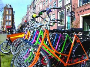 停放自行車的車位隨處可見。