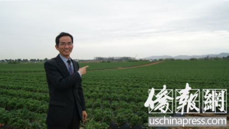 陳剛向記者指明他們經(jīng)過長期努力，協(xié)助協(xié)商談好墓園新墓址。（僑報實習(xí)記者章寧攝）