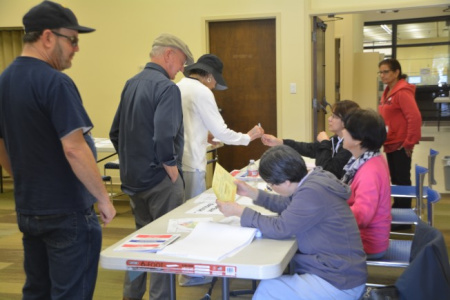 核桃市本次地方選舉以通訊投票居多，但12日投票日當(dāng)天前往票所投票的選民仍絡(luò)繹不絕。（美國(guó)《世界日?qǐng)?bào)》/楊青 攝）