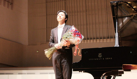 演出結束，李云迪向觀眾謝幕（法國《歐洲時報》/關夢覺 攝）