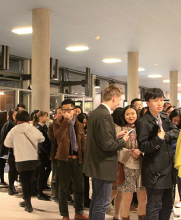 迫不及待等待入場的觀眾（《歐洲時報》/關夢覺 攝）