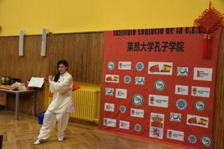 選手進(jìn)行太極扇才藝展示(西班牙《歐華報(bào)》/劉暢 攝) 選手進(jìn)行太極扇才藝展示(西班牙《歐華報(bào)》/劉暢 攝)