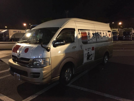 圖為支援隊(duì)隊(duì)員所乘坐的汽車(chē)。