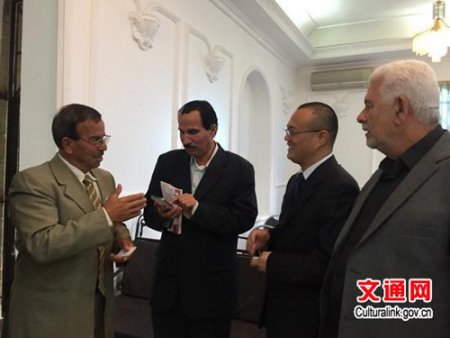 與會(huì)媒體記者熱情討論詩(shī)歌及中約關(guān)系