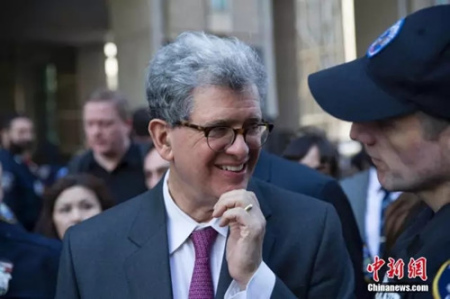 梁彼得律師謝克特曼走出法院露出笑容。