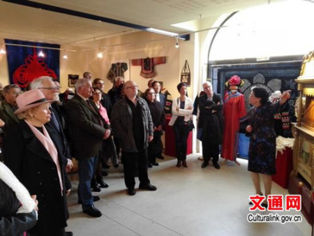 阿德琳娜向嘉賓介紹“中國(guó)云南少數(shù)民族服飾展”