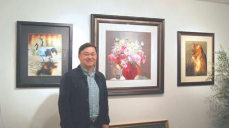 飛哥在他的爾灣蘇繡研究所內(nèi)，所里有許多精美蘇繡作品（美國《僑報》/章寧 攝）