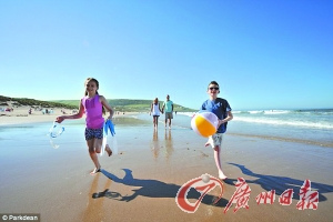 孩子們?cè)诤u上嬉戲。