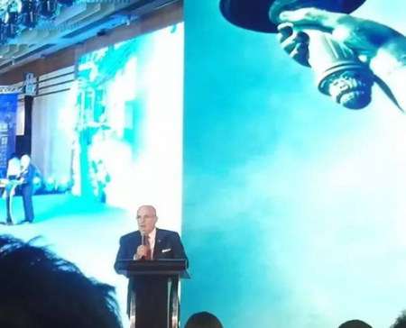 紐約前市長朱利亞尼大談項(xiàng)目將如何令時(shí)代廣場變得美好，卻沒提為什么這個(gè)坐落在時(shí)代廣場中心的項(xiàng)目，只需要投資人按照“高失業(yè)率地區(qū)”的低標(biāo)準(zhǔn)支付50萬美元的投資