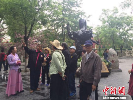 27日，來自泰國的17名移民后裔不遠(yuǎn)萬里齊聚山西洪洞大槐樹尋根祭祖。　王昊 攝