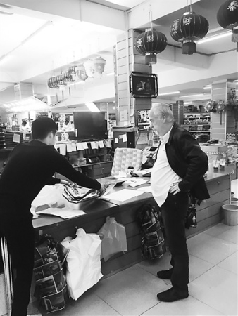 希臘顧客在中國城內購物