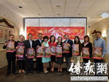 參展的25名華裔中小學生和指導老師出席畫展開幕式(美國《僑報》/管黎明 攝)