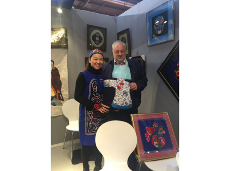 英國代理商馬克（右）對何娟傳統(tǒng)中融入時尚元素的作品愛不釋手（法國《歐洲時報》/孔帆 攝）