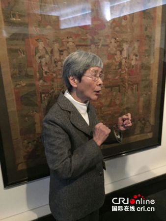 敦煌研究院榮譽(yù)院長(zhǎng)樊錦詩(shī)在新聞發(fā)布會(huì)上介紹即將舉行的本次展覽 敦煌研究院榮譽(yù)院長(zhǎng)樊錦詩(shī)在新聞發(fā)布會(huì)上介紹即將舉行的本次展覽