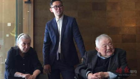 李名覺（右）和妻子貝蒂，及策展人譚?？。绹秲S報》）