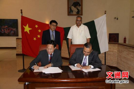 巴基斯坦中國(guó)文化中心與巴基斯坦國(guó)家藝術(shù)委員會(huì)簽訂場(chǎng)地租借合同(吾買爾江·買買提 攝) 巴基斯坦中國(guó)文化中心與巴基斯坦國(guó)家藝術(shù)委員會(huì)簽訂場(chǎng)地租借合同(吾買爾江·買買提 攝)