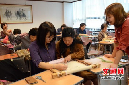 劉小紅老師指導(dǎo)學(xué)員刺繡 劉小紅老師指導(dǎo)學(xué)員刺繡