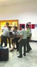 男游客被越方邊檢人員扭住。