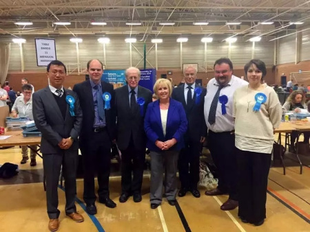 何易(左一)在威爾士選票統(tǒng)計(jì)站。(圖片來(lái)源：英倫圈)