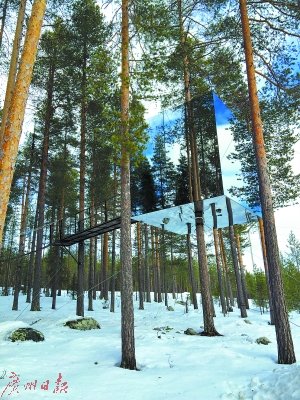 圖①：“鏡魔方”客房采用了輕質(zhì)鋁合金結(jié)構(gòu)，這是一個邊長為4米的立方體，外墻全部貼上鏡面，映射著四周的景物，使樹屋與天空和樹林完全融為一體。為了避免這座偽裝性極高的樹屋被飛行中的鳥類撞上，樹屋的玻璃外墻貼上了僅有鳥類可視的紅外線薄膜，同時保障了鳥類和樹屋的安全?？头績?nèi)部墻面為五合板，窗戶提供360度景觀。提供雙人床、淋浴及屋頂露臺。