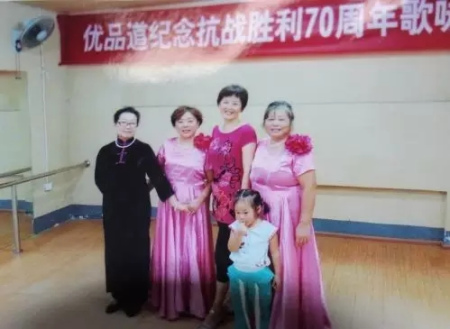 死者張蜀生前生前喜歡跳舞，擅長打太極拳，在社區(qū)內(nèi)極為活躍(左3)