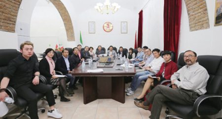 “羅馬僑學(xué)界維護南海主權(quán)座談會”與會人員合影。(圖片來源：本文圖片均由歐洲時報記者張銳 攝)