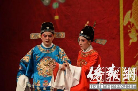 《女駙馬》選段。蔣建國（左）飾演馮益民，何云（右）飾演馮素珍（美國《僑報》/張苗 攝）