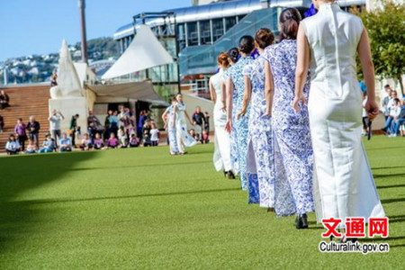 青花旗袍秀彰顯華夏文明悠遠(yuǎn)綿長