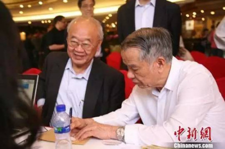 僑領(lǐng)陳永栽在第六屆世界華僑華人社團(tuán)聯(lián)誼大會現(xiàn)場。