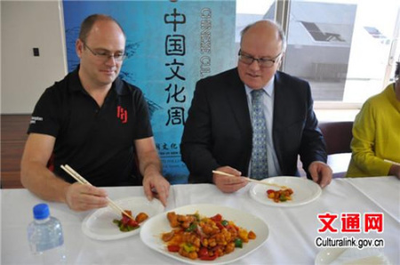 嘉賓對茶道原理興致濃郁